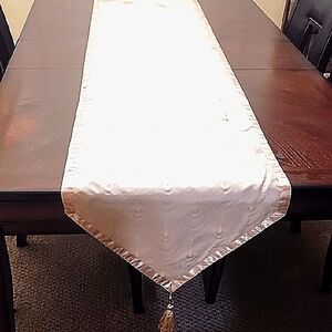 BEAUTYFUL RUNNER TABLE. ZIGGUO BRAND.